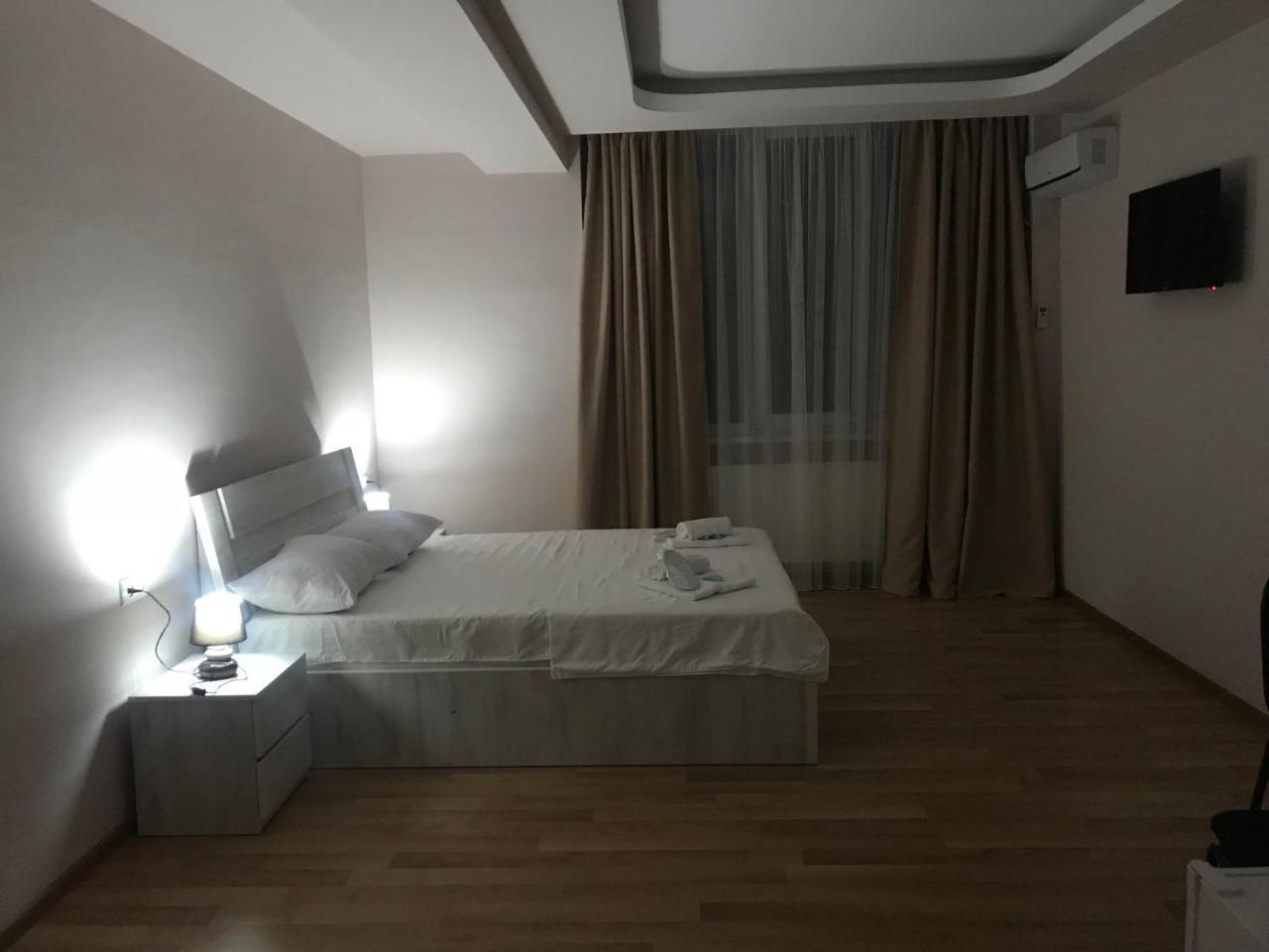 Hotel Caucasus Тбилиси Екстериор снимка